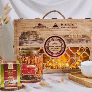 Hộp Quà: 1 hộp ĐTHT khô 30g size 3 + 1 mật ong ngâm ĐTHT 180ml + 1 thố chưng yến